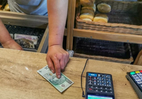 Polacy żyją z miesiąca na miesiąc. Wydają na podróże, zamiast oszczędzać