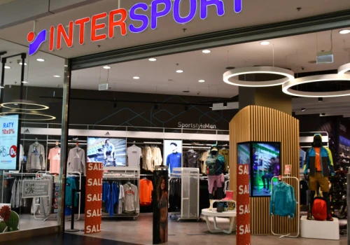 Popularna sieć sportowa wychodzi z dołka. Sprzedaż rośnie, sklepy czeka przebudowa