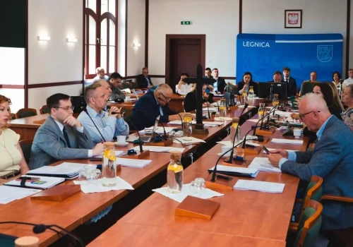 W poniedziałek nadzwyczajna sesja Rady Miejskiej Legnicy - porządek obrad