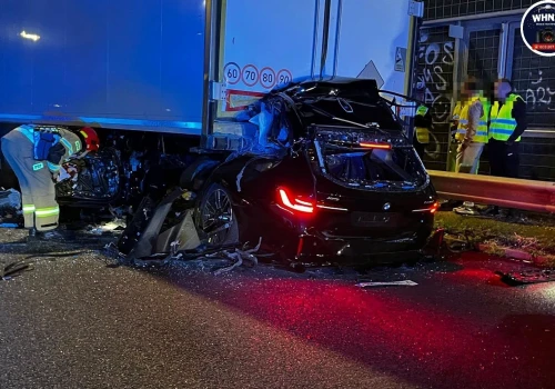 Osobówka wbiła się pod naczepę. Tragiczny wypadek na S8