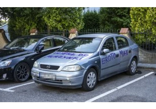 Piła: Ktoś popisał sprayem samochód na parkingu przy pilskim kościele