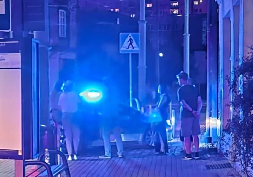 Na ul. Gliwickiej kierowca samochodu osobowego uderzył w stojące auto. Był kompletnie pijany