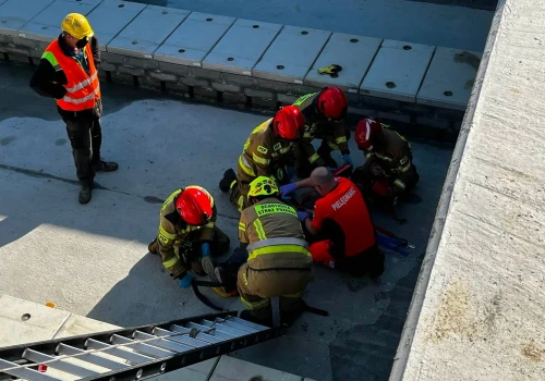 Wypadek w zakładzie uzdatniania wody. Mężczyzna spadł z drabiny do zbiornika