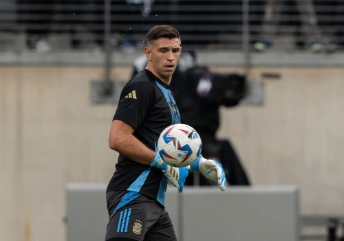 Emiliano 'Dibu' Martínez dołącza do Chelsea Xabiego Alonso, opuszczając Aston Villę