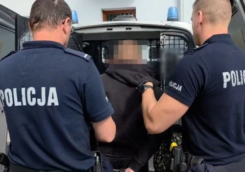 16-latek zaatakował nożem mężczyznę, którego wcześniej zwabiła młoda dziewczyna. 