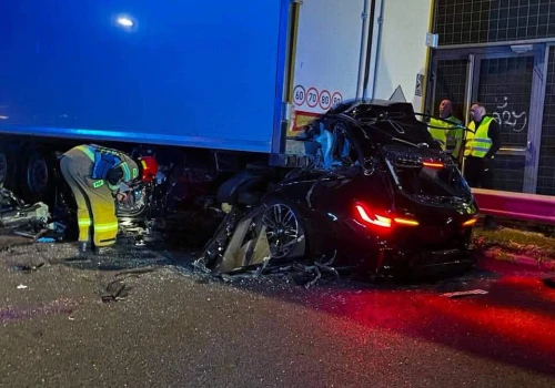 Nocna tragedia na S8 pod Markami. BMW wbiło się pod naczepę ciężarówki, kierowca zginął na miejscu