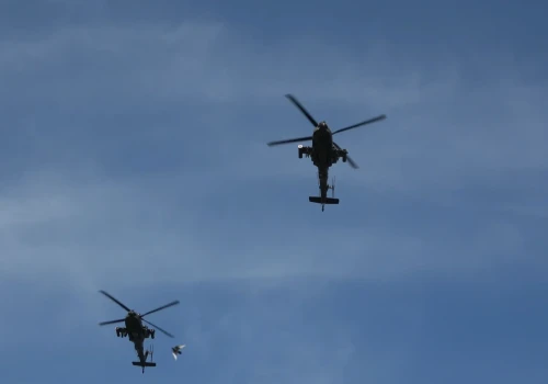Apache nisko przeleciały nad Błoniem. Pamiętamy o polskich lotnikach