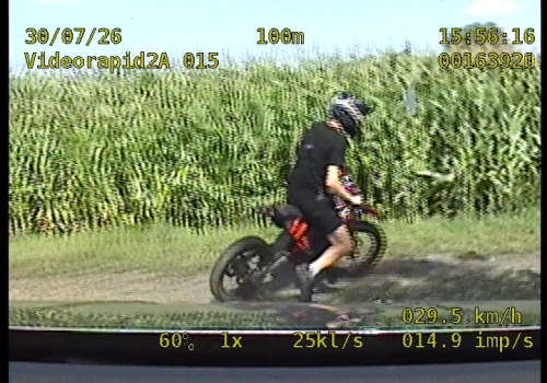 Nie zatrzymał się do kontroli drogowej. Czechowiccy policjanci poszukują kierowcę crossa