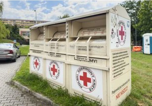 LPGK usuwa nielegalne kontenery na odzież na terenie Legnicy. Gdzie oddać używane ubrania i buty?