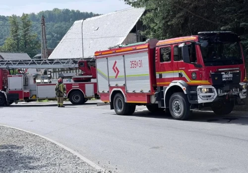 Z dachu kościoła zwisa blacha. Strażacy eliminują zagrożenie