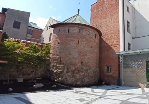 Muzyka i literacki humor w plenerze. 'Najmniejsza Scena Świata” w Zakątku Spycimira Leliwity