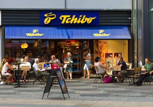 Tchibo: Rosnące koszty i niepewni konsumenci uderzają w rynek