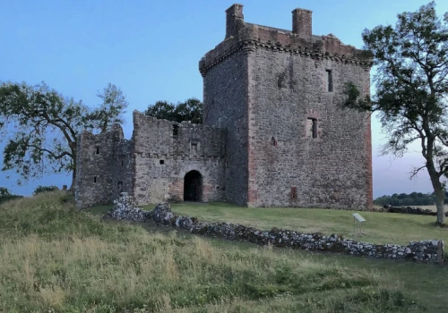Ten zamek ma ponad 500 lat. Jedna z najlepiej zachowanych rezydencji zagrała w „Outlanderze”