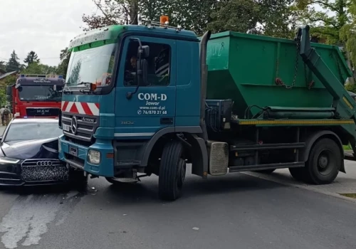 Szklarska Poręba: Audi wjechało w ciężarówkę wyjeżdżającą z PSZOK. Ulica 1 Maja zablokowana.