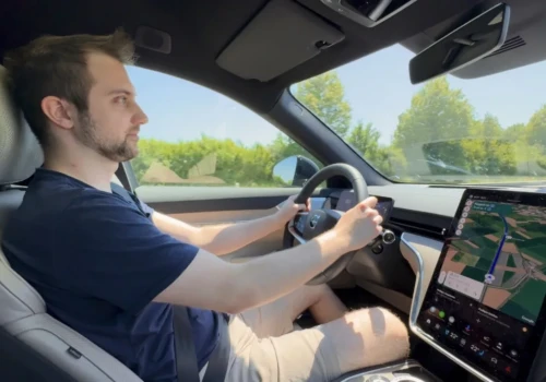 Pojechałem elektrykiem z Warszawy do Paryża w 35-stopniowym upale. Wyzwanie z Volvo EX90 poszło za daleko