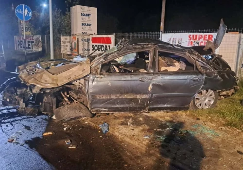 Citroen uderzył w przystanek i dachował. Groźne zderzenie na DW 835