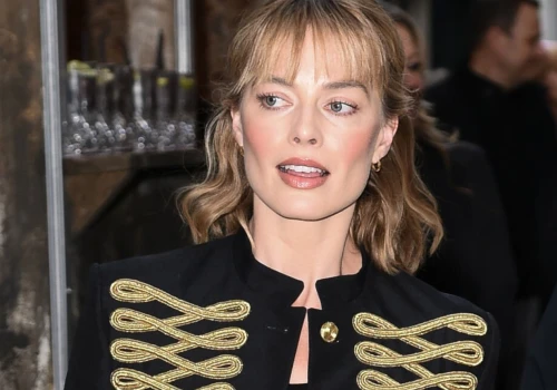 Margot Robbie już wie, co będzie modne jesienią 2026. Ta kurtka wraca w wielkim stylu