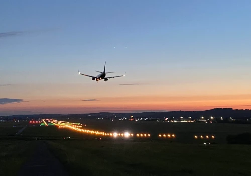 450 lamp do wymiany na lotnisku w Balicach. Mają pomóc podczas mgły