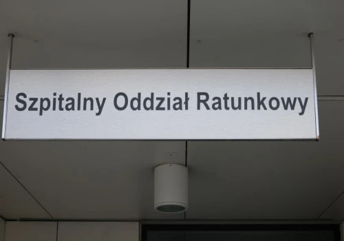Agresywny pacjent zaatakował personel. „Próbowało go obezwładnić 10 osób, cztery z nich zgłosiły potem obrażenia”