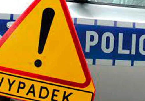 Nietrzeźwy 15-latek bez uprawnień i kasku wywrócił się motorowerem. Pojazd miał założone podrobione tablice rejestracyjne