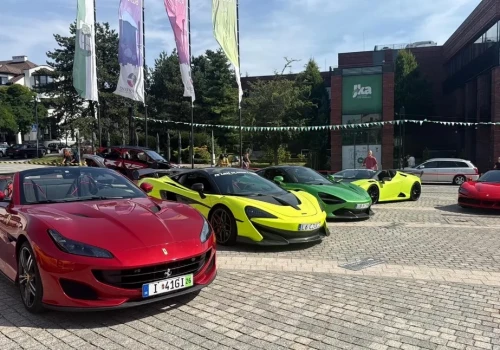 Sportowe samochody na rynku w Jaworznie. I to w szczytnym celu