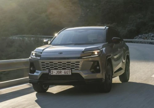 Toyota RAV4 HEV Comfort vs MG HS Hybrid+ Exclusive – porównanie zużycia paliwa, cen, wyposażenia i utraty wartości. Czy naprawdę warto dopłacić 50 tysięcy do Toyoty?