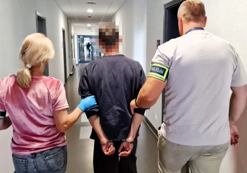 Włamali się do kościelnych skarbon kradnąc datki. Policjanci zatrzymali podejrzanych