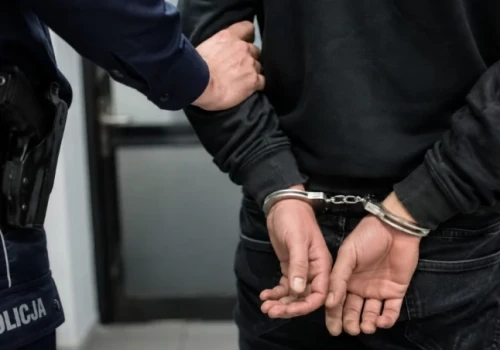 POŚCIG PRZEZ KALISZ. MERCEDES PĘDZIŁ, A KIEROWCY UCIEKALI MU Z DROGI