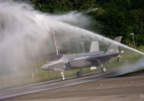 Kolejne F-35 w kraju. Powitane tradycyjnym salutem wodnym