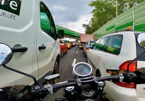 Ulga dla motocyklistów w korku. Filtrowanie wchodzi do gry