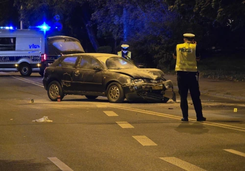 Zderzenie Audi i Peugeota na ul. Nadbystrzyckiej. Dwie osoby trafiły do szpitala