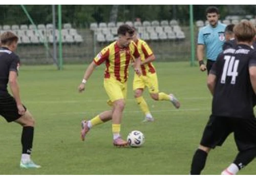 Derby Korona II Kielce - AKS 1947 Busko-Zdrój w Betclic 3. Lidze. W kadrze zespołu gości będzie Daniel Szelągowski, były piłkarz Korony.