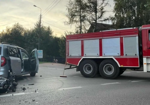 Groźny wypadek w Ryni. Samochód zderzył się z motocyklem, jedna osoba poszkodowana