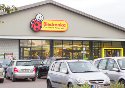 To nie żart. Biedronka rozdaje po dwa gratis. 