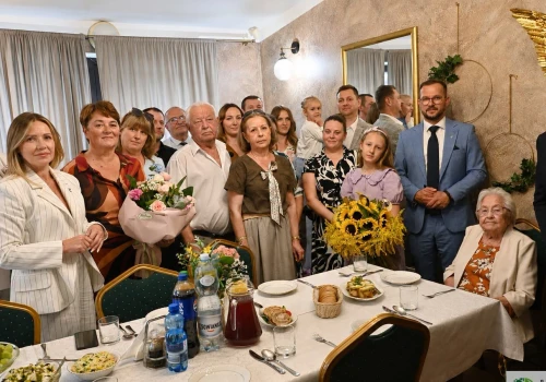 100 świeczek na urodzinowym torcie pani Stanisławy