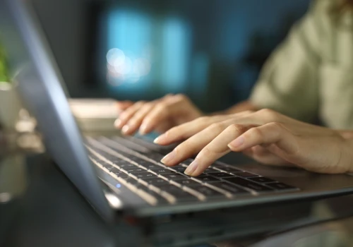 Pracownicy coraz częściej ukrywają to przed szefem. Mogą nawet stracić pracę