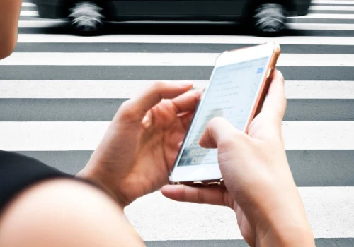 Uważaj we Włoszech. Od października nowe zasady dla pieszych z telefonem