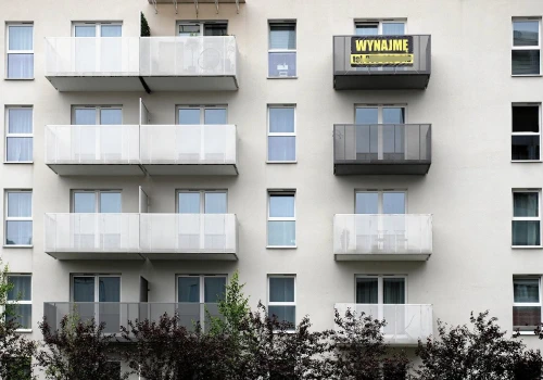 Szukasz mieszkania na wynajem? Nawet oglądanie lokalu może być częścią oszustwa
