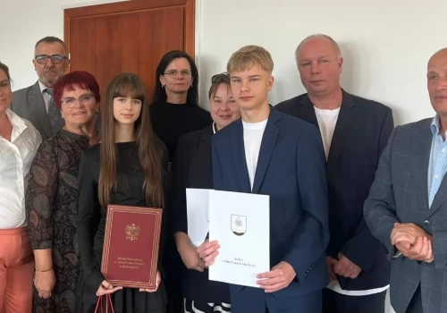 Najlepsi absolwenci w Konarzynach nagrodzeni przez wójta i dyrektora