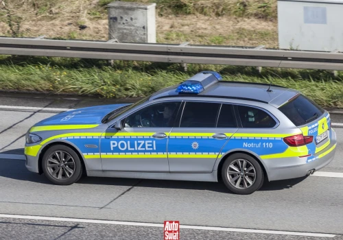 Radiowóz jedzie zygzakiem po autostradzie. Pod żadnym pozorem go nie wyprzedzaj