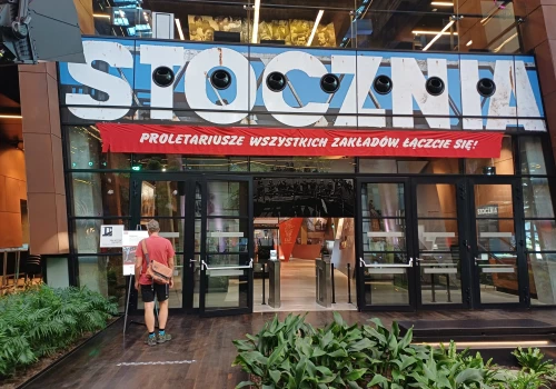 Transparent pokazujący istotę Sierpnia 80