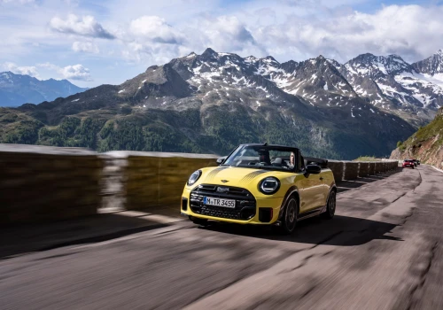 Najmocniejszy kabriolet MINI wjeżdża na lato. 231 KM, 380 Nm i kolor Sunny Side Yellow – to przepis na wakacje