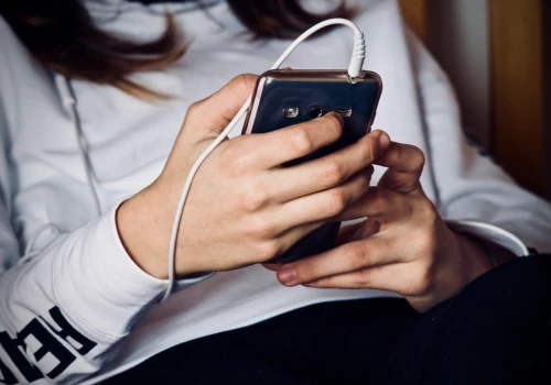 Zakaz telefonów w szkołach od 1 września. Co zmieni się dla uczniów i rodziców?