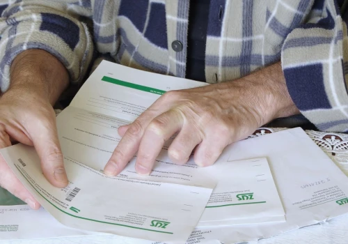 Przeszedł na emeryturę, mając 65 lat. Tyle ZUS przelewa mu co miesiąc, ta kwota to nie żart