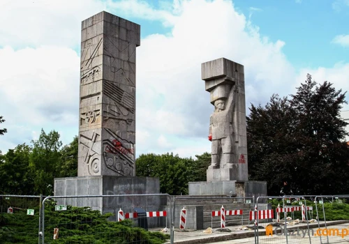 Najbardziej kontrowersyjny plac w Olsztynie. Czy Xawery Dunikowski zakpił z ówczesnej władzy?