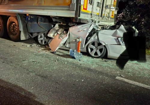 Kolejna makabra na drodze. 20-latek wbił się Skodą pod ciężarówkę. Zginął na miejscu