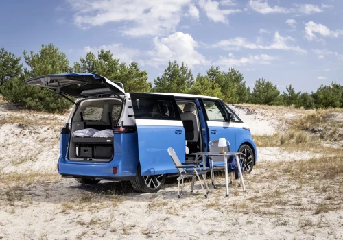 Volkswagen ma pierwszą elektryczną Californię. Dwa akumulatory, 286 KM i nocleg dla dwóch osób