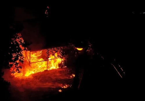 Głośny huk, a potem płomienie. Ogień strawił wiatę śmietnikową na osiedlu