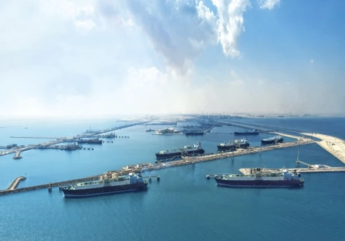QatarEnergy przedłuża zawieszenie dostaw LNG. 24 mld USD strat