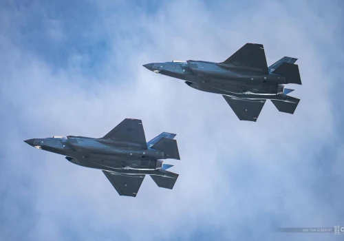 NATO. Kolejne F-35 „Husarz” dla Sił Zbrojnych RP. Pięć myśliwców wylądowało w Łasku